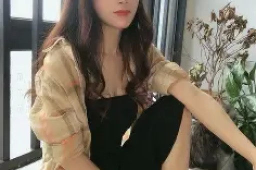 75岁的刘晓庆与网红王婆同台全程冷脸少互动被质疑是耍大牌！