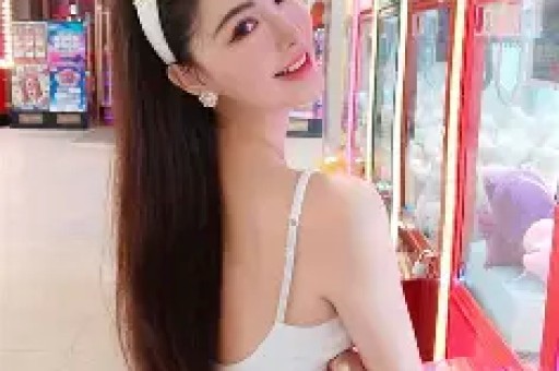撒贝宁带娃游玩迪士尼儿子穿东北碎花衬衫抢镜洋媳妇气质不俗