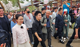 董宇辉低头了